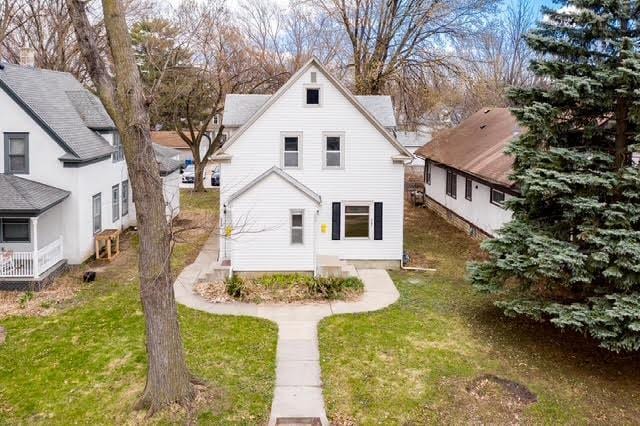 view of front of house with a front lawn