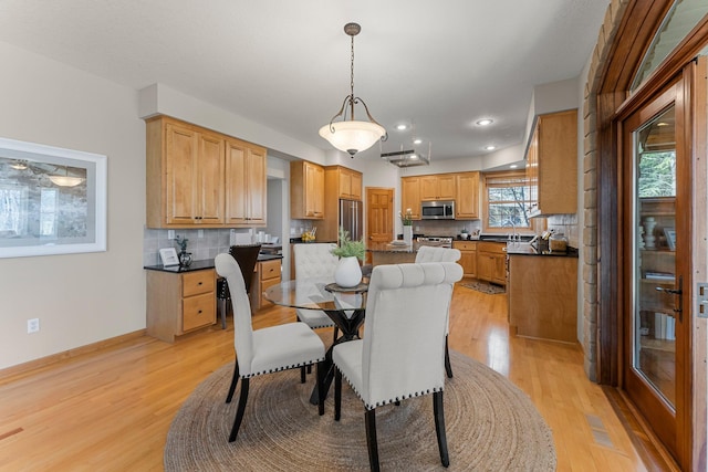 dining room with light wood-style floors, baseboards, visible vents, and recessed lighting