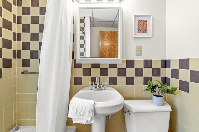 851 Watson Ave, Saint Paul, MN 55102 - full bath with toilet, tile walls, and shower / bath combination with curtain