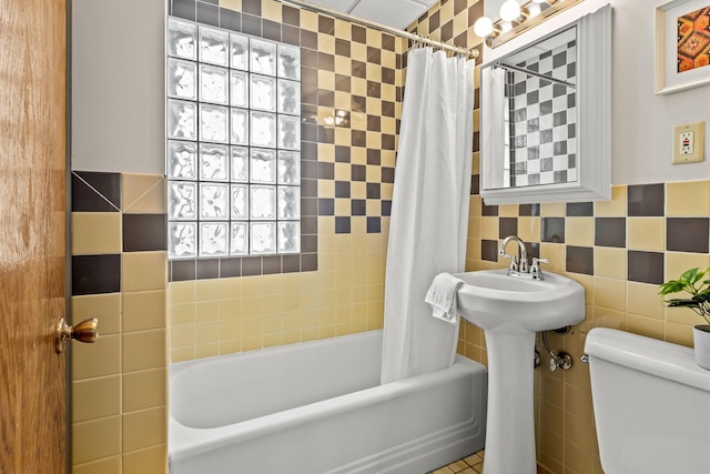 851 Watson Ave, Saint Paul, MN 55102 - bathroom featuring shower / bath combo, tile walls, and toilet