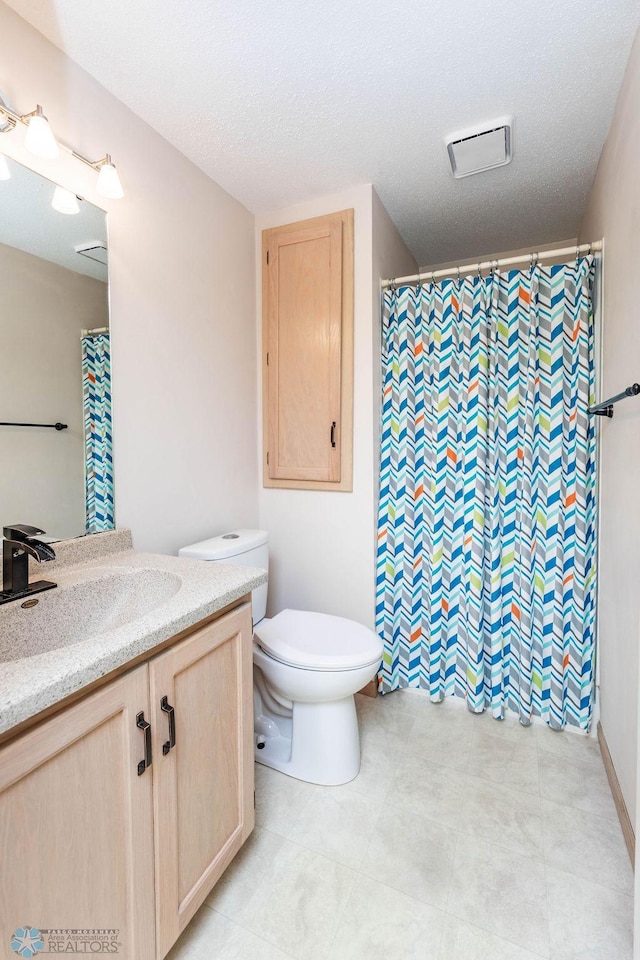 full bath featuring visible vents, toilet, curtained shower, a textured ceiling, and vanity
