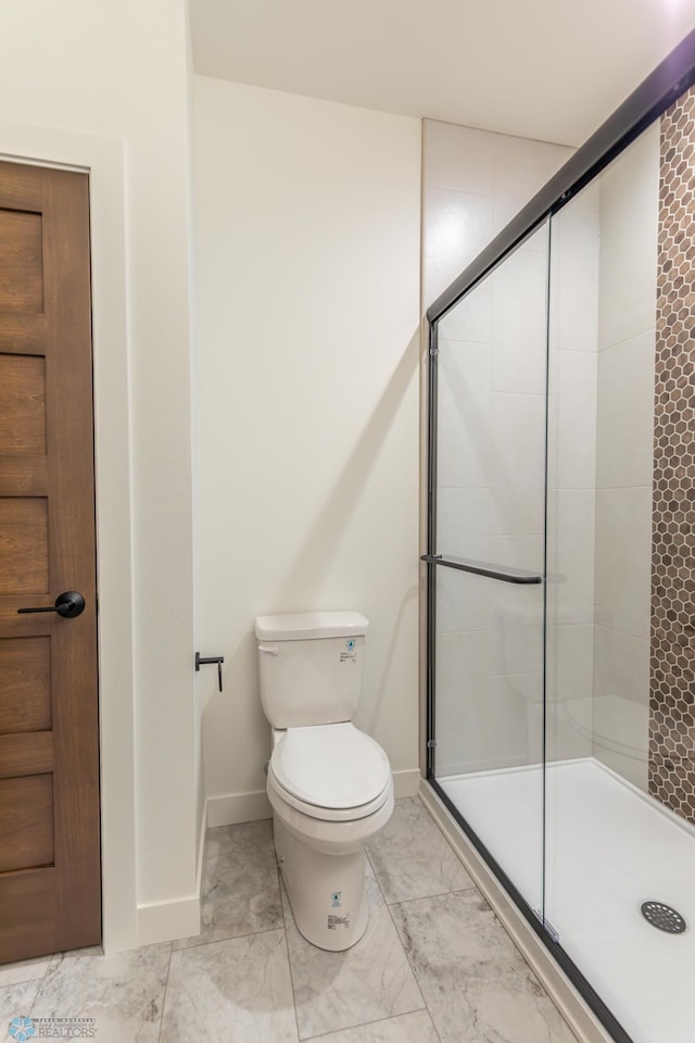 662 Rania Way W, West Fargo, ND 58078 - bathroom with a tile shower, toilet, and baseboards