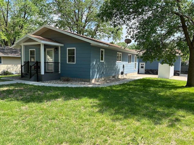 132 College Ave NE, Hutchinson, MN 55350 - view of front of property with a front lawn