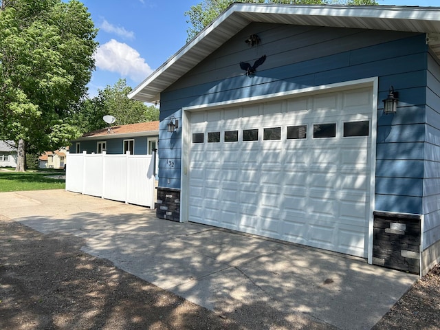 132 College Ave NE, Hutchinson, MN 55350 - detached garage with fence
