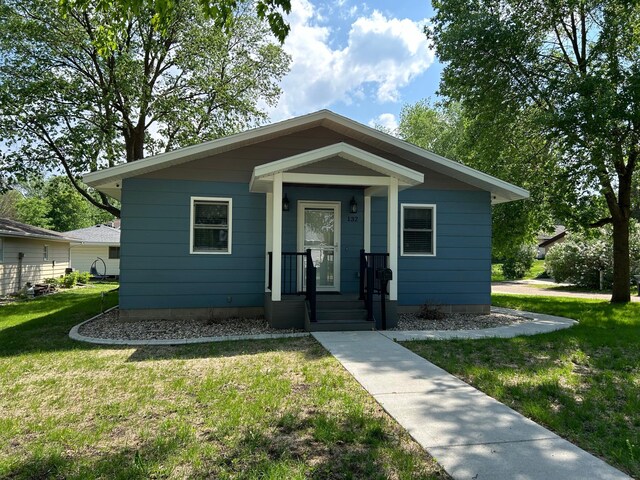 132 College Ave NE, Hutchinson, MN 55350 - view of front of home with a front yard