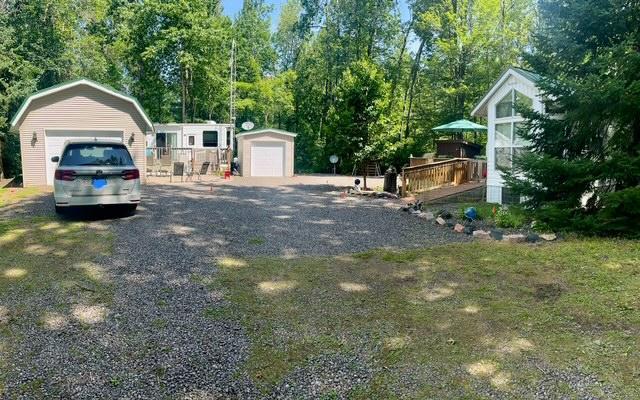 view of yard with an outdoor structure