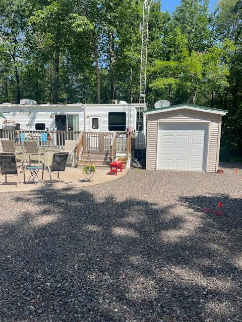 view of yard featuring an outdoor structure and a detached garage