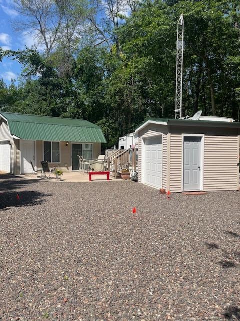 view of yard featuring an outbuilding and a garage