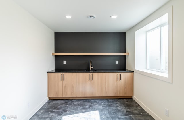 8030 59th St S, Horace, ND 58047 - indoor wet bar featuring baseboards, recessed lighting, and concrete flooring