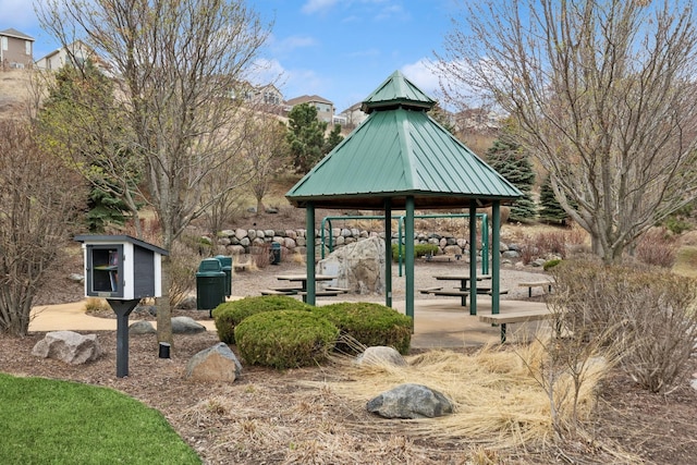 8127 Virginia Pl, Savage, MN 55378 - surrounding community with a gazebo
