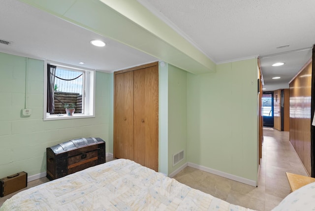 bedroom featuring visible vents, a closet, ornamental molding, baseboards, and recessed lighting