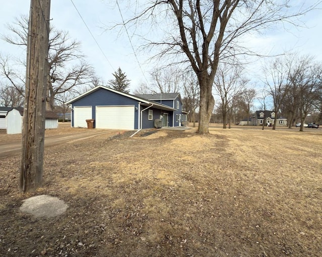 709 Kingman St, Montevideo, MN 56265 - view of front facade featuring a garage and dirt driveway