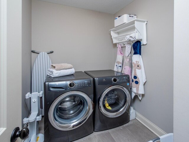 2728 Chowen Ave S, Minneapolis, MN 55416 - laundry room featuring laundry area, baseboards, and independent washer and dryer