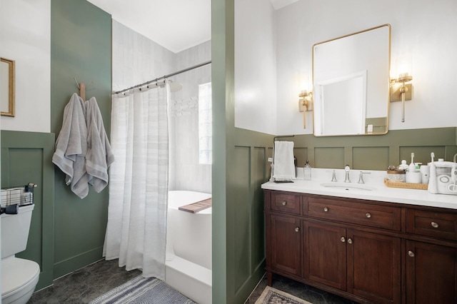 full bathroom featuring curtained shower, a decorative wall, toilet, and vanity