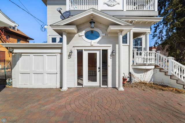 property entrance featuring a balcony