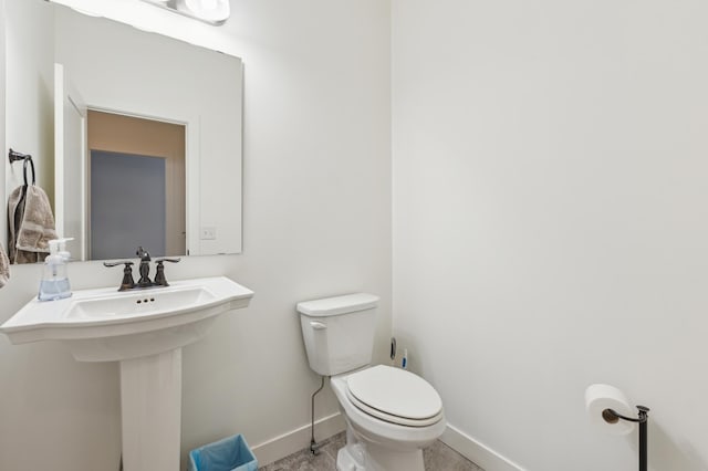 3344 26th Ave S, Saint Cloud, MN 56301 - bathroom featuring baseboards, toilet, and a sink