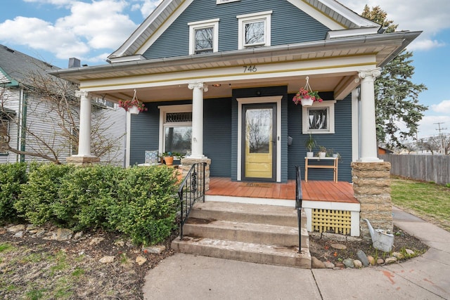 view of front of house with fence and covered porch