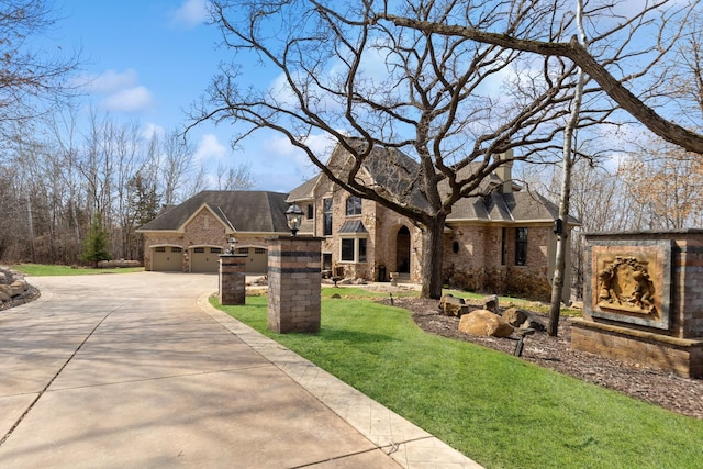 view of front of property featuring a front lawn, roof with shingles, brick siding, an attached garage, and driveway
