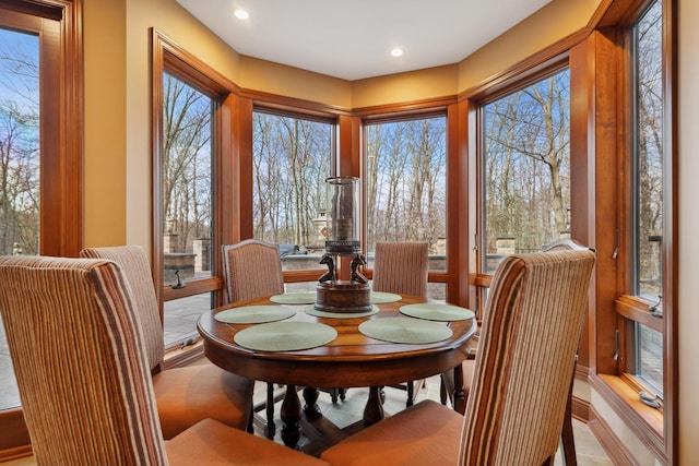 dining room with recessed lighting