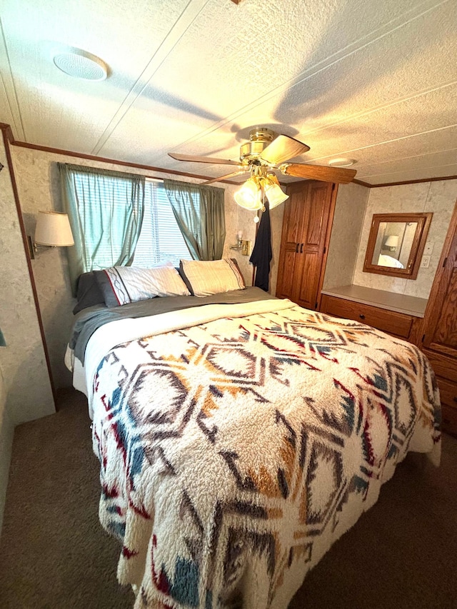 bedroom featuring carpet flooring, a textured ceiling, and a ceiling fan