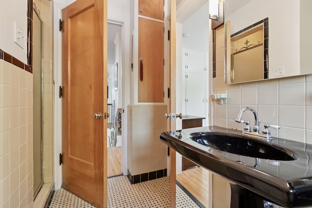 2924 Farwell Ave, Minneapolis, MN 55411 - bathroom featuring tile walls