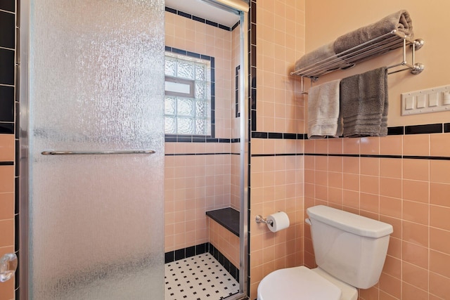 2924 Farwell Ave, Minneapolis, MN 55411 - bathroom featuring a stall shower, toilet, and tile walls