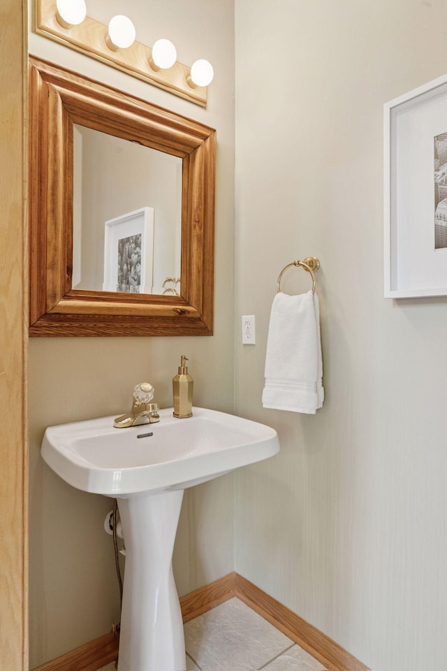 13 4th Ave N Unit 106, Minneapolis, MN 55401 - bathroom featuring baseboards and a sink