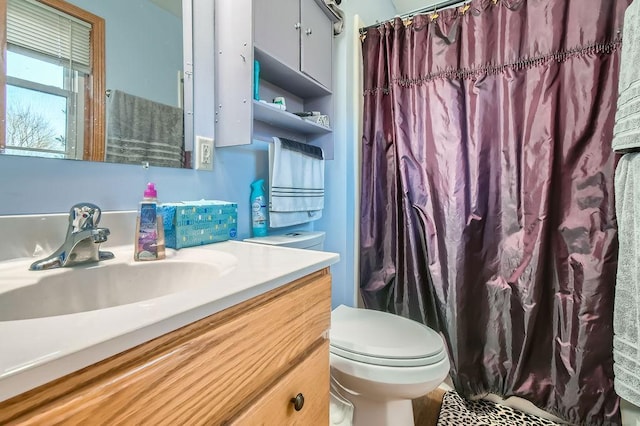 full bath with toilet, vanity, and a shower with shower curtain