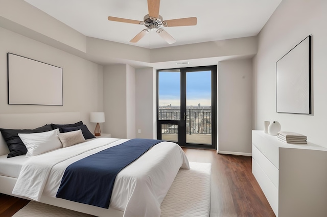 500 Grant St Unit 1711, Minneapolis, MN 55404 - bedroom with dark wood finished floors, visible vents, a ceiling fan, baseboards, and access to outside