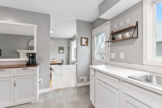 7986 Lad Pkwy, Brooklyn Park, MN 55443 - bar featuring baseboards