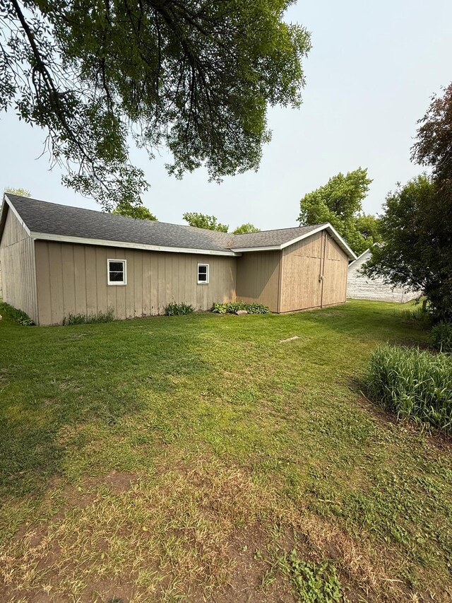 404 Balmoral Ave, Henning, MN 56551 - view of side of home with a lawn