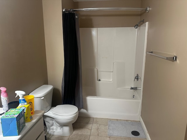 7048 Park Dr, Savage, MN 55378 - full bath with baseboards, toilet, and shower / bath combo with shower curtain