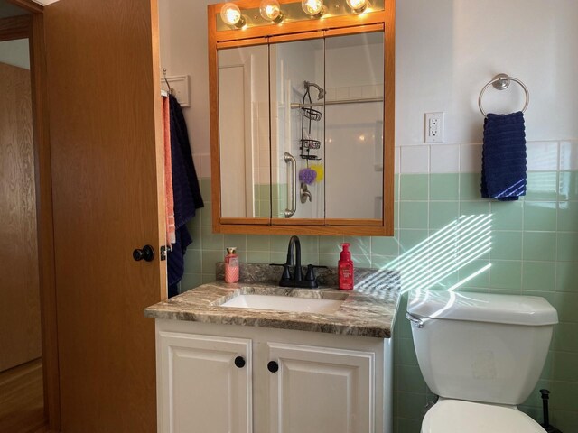 713 Maple Dr, Aurora, MN 55705 - full bath with backsplash, tile walls, toilet, and vanity