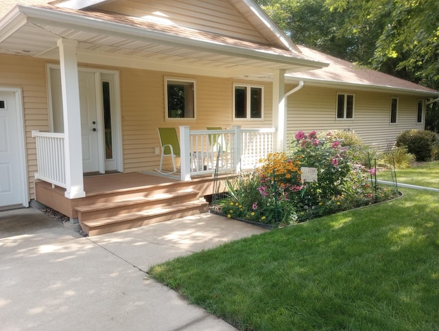 view of front of house with a front lawn and covered porch