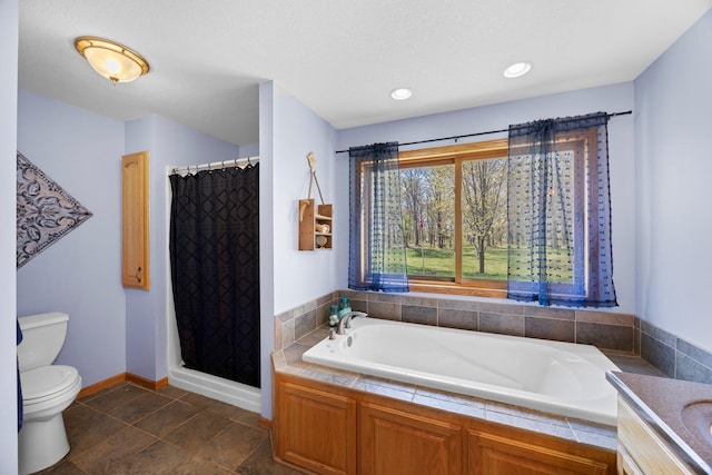 full bath featuring toilet, a garden tub, baseboards, a shower with curtain, and recessed lighting