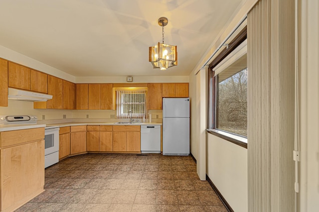 kitchen featuring light countertops, white appliances, under cabinet range hood, a sink, and an inviting chandelier