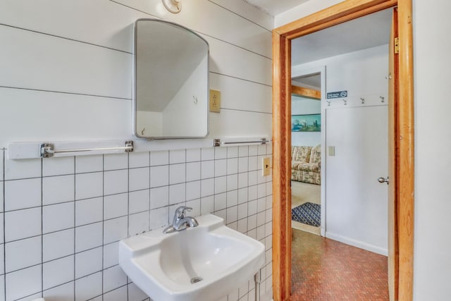 bathroom featuring a sink