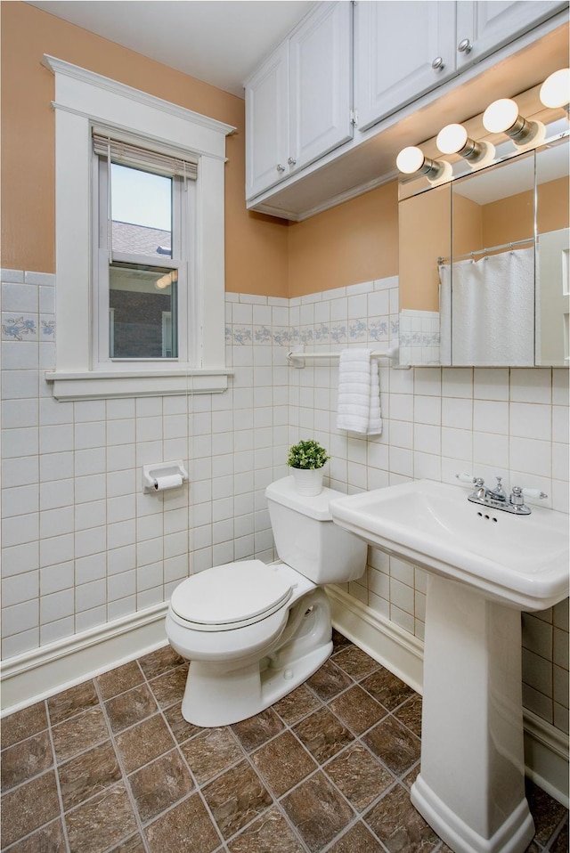 115 Geranium Ave W, Saint Paul, MN 55117 - full bath with tile walls and a wainscoted wall