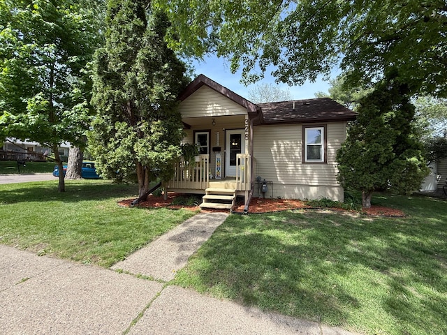 328 Jefferson Pl, Faribault, MN 55021 - bungalow-style house featuring a front lawn, covered porch, and roof with shingles