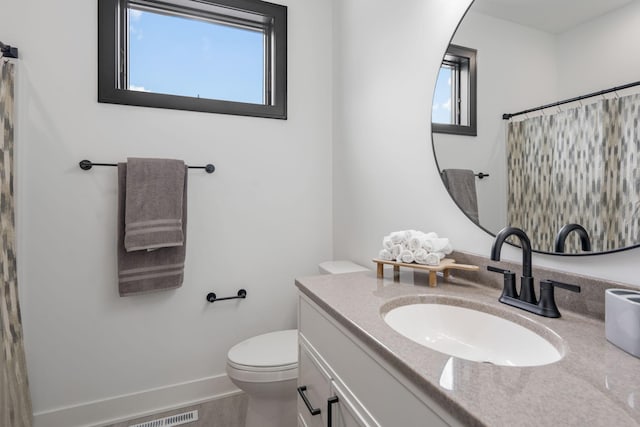 full bath featuring vanity, toilet, baseboards, curtained shower, and wood finished floors