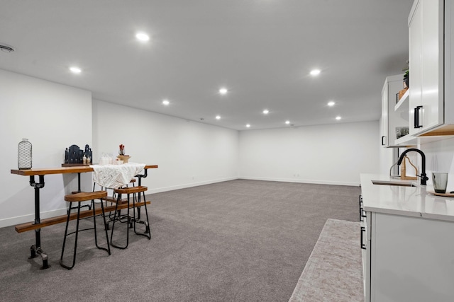 bar with a sink, recessed lighting, carpet flooring, and baseboards