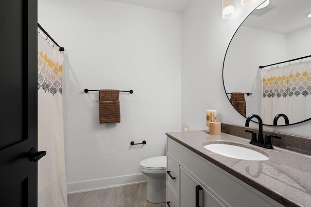 bathroom featuring wood finished floors, baseboards, vanity, toilet, and a shower with shower curtain