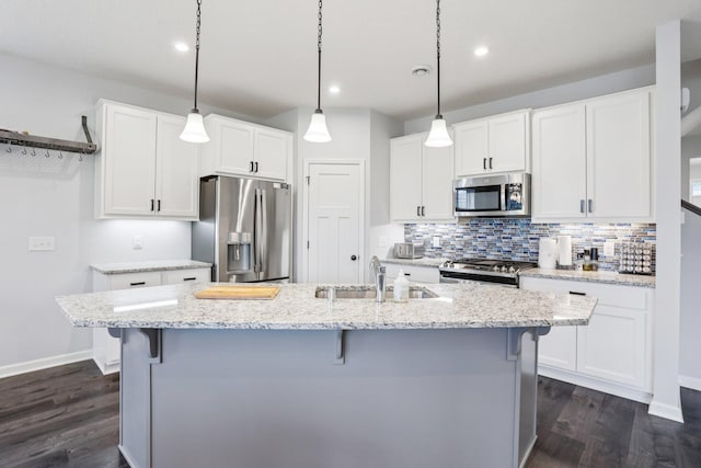 4600 Foxglove Dr, Minnetrista, MN 55331 - kitchen featuring stainless steel appliances, a sink, a breakfast bar, and recessed lighting