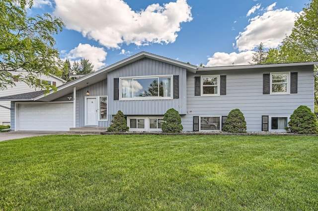 4 Battle Creek Ct, Saint Paul, MN 55119 - split foyer home featuring driveway, a front lawn, a garage, and board and batten siding