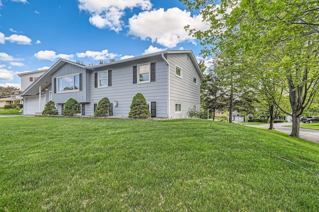 4 Battle Creek Ct, Saint Paul, MN 55119 - view of front of house featuring a front lawn and a garage