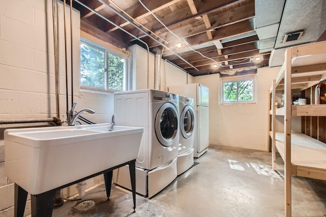 4 Battle Creek Ct, Saint Paul, MN 55119 - laundry room featuring washer and dryer and concrete block wall