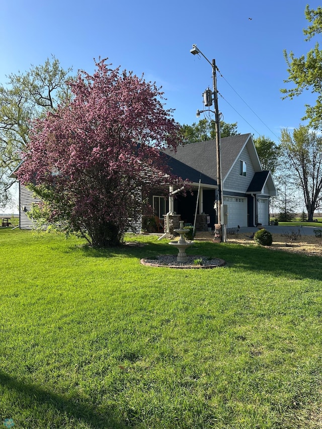 view of front of house featuring a front lawn and a garage