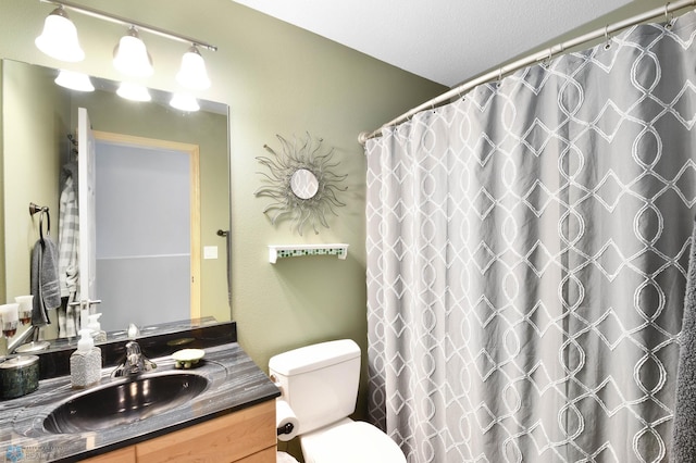 full bathroom featuring toilet, curtained shower, and vanity