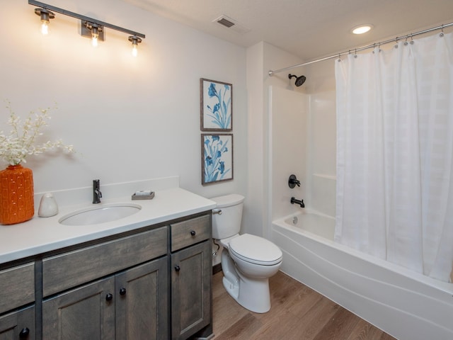 9160 62nd St S, Cottage Grove, MN 55016 - full bath with wood finished floors, shower / bath combo with shower curtain, and vanity