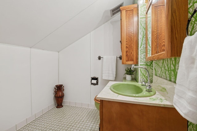 300 Diamond Lake Rd, Minneapolis, MN 55419 - bathroom featuring vanity and visible vents